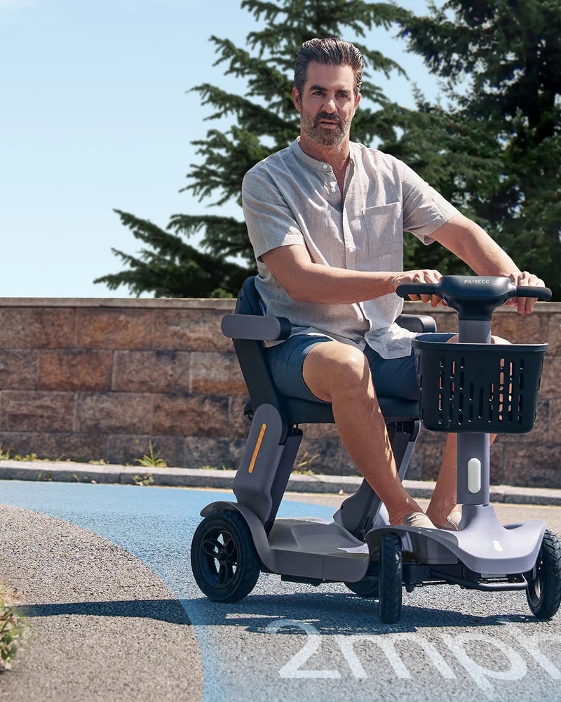 Snelle scootmobiel zowel op en van de heuvel af