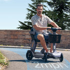 Snelle scootmobiel zowel op en van de heuvel af